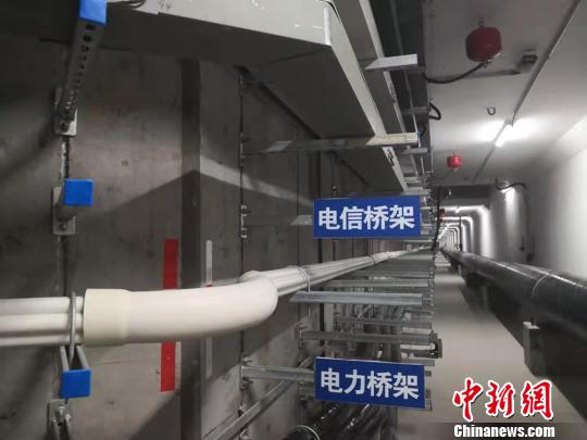 圖為綜合地下管廊待安裝區(qū)域的不同類型橋架。 高康迪 攝 圖為綜合地下管廊待安裝區(qū)域的不同類型橋架。 高康迪 攝